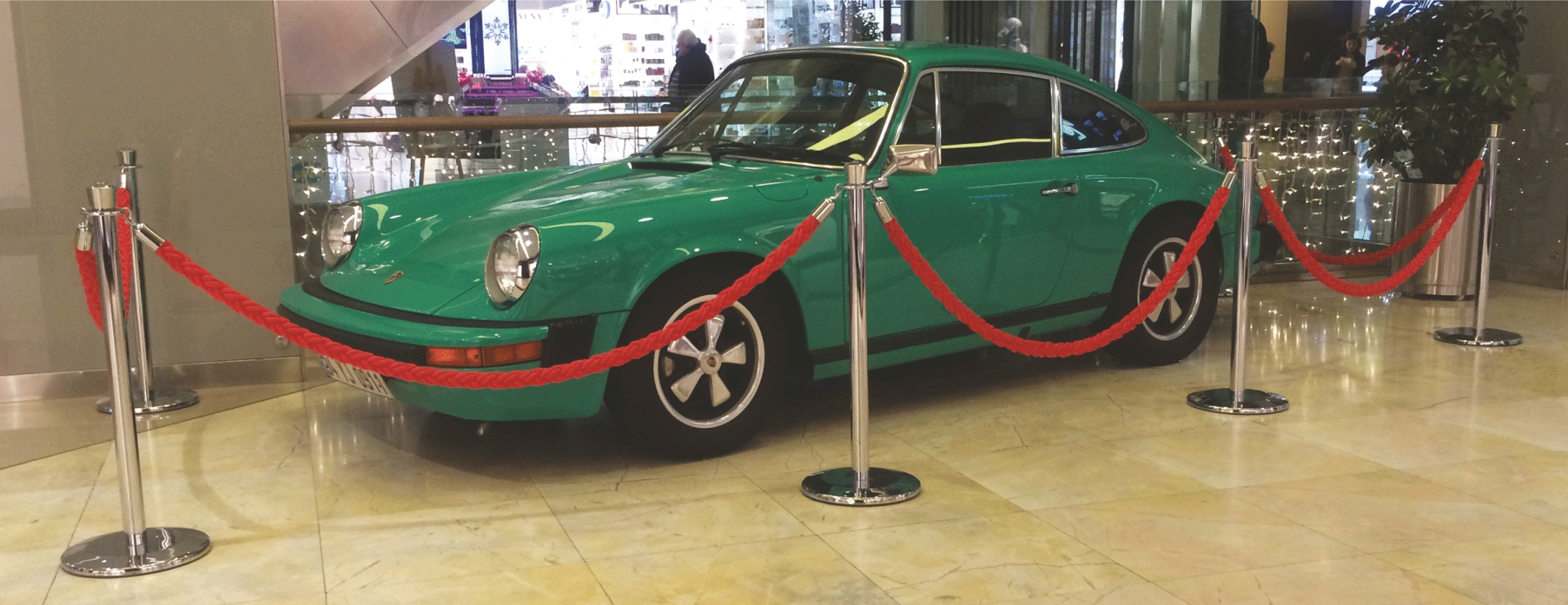 Poteaux de guidage à corde velours en situation professionnelle Installation professionnelle poteaux guidage corde velours rouge musée hôtel prestige délimitation espace VIP